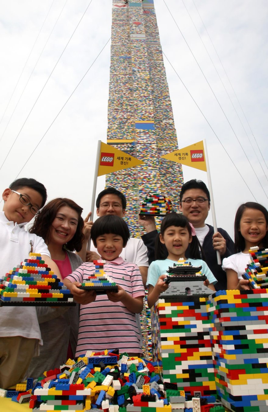 112888-1_tallest_Lego_tower_Seoul_South_Korea